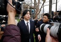 　量刑を言い渡され、連邦地裁を出る水原一平被告（中央）＝共同