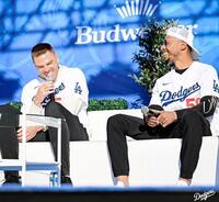 　ファンフェスタでベッツ（右）とトークするフリーマン（ロサンゼルス・ドジャース提供）