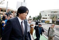 　量刑を言い渡され、連邦地裁を出る水原一平被告（共同）