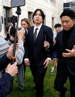 　量刑を言い渡され、連邦地裁を出る水原一平被告＝共同
