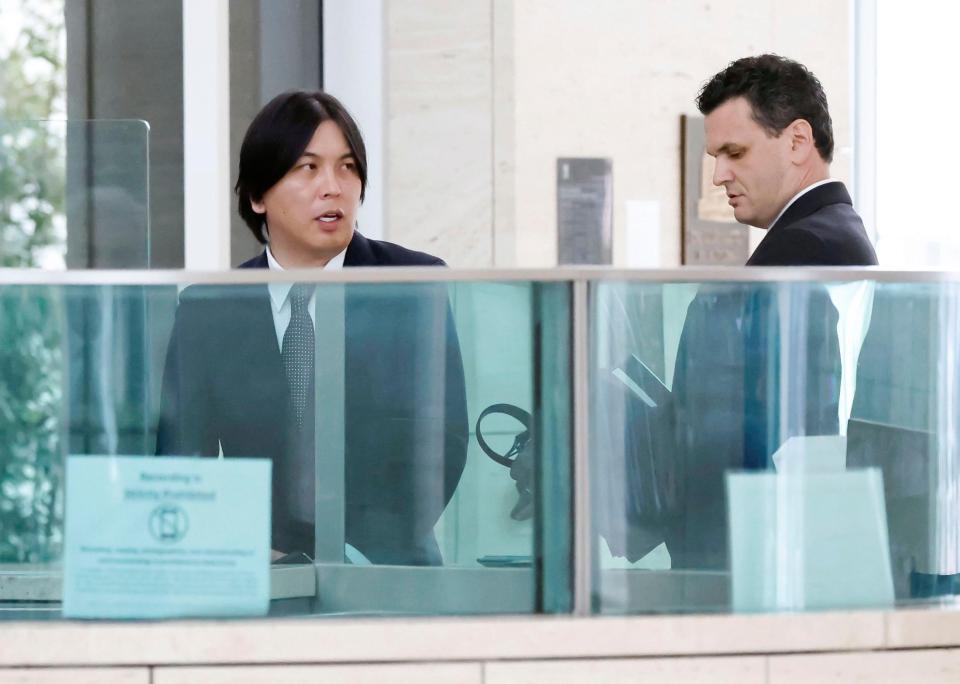 　連邦地裁に到着した水原一平被告（左）＝共同