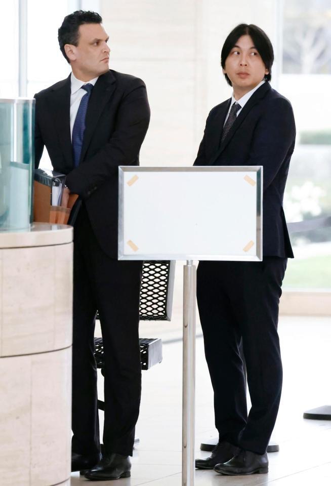 　連邦地裁に到着した水原一平被告（右）＝共同