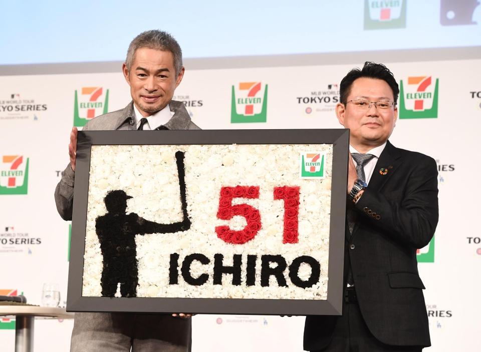 　セブンイレブン・ジャパンの岡嶋則幸執行役員（右）からブリザードフラワーのプレゼントを渡されたイチロー氏（撮影・園田高夫）