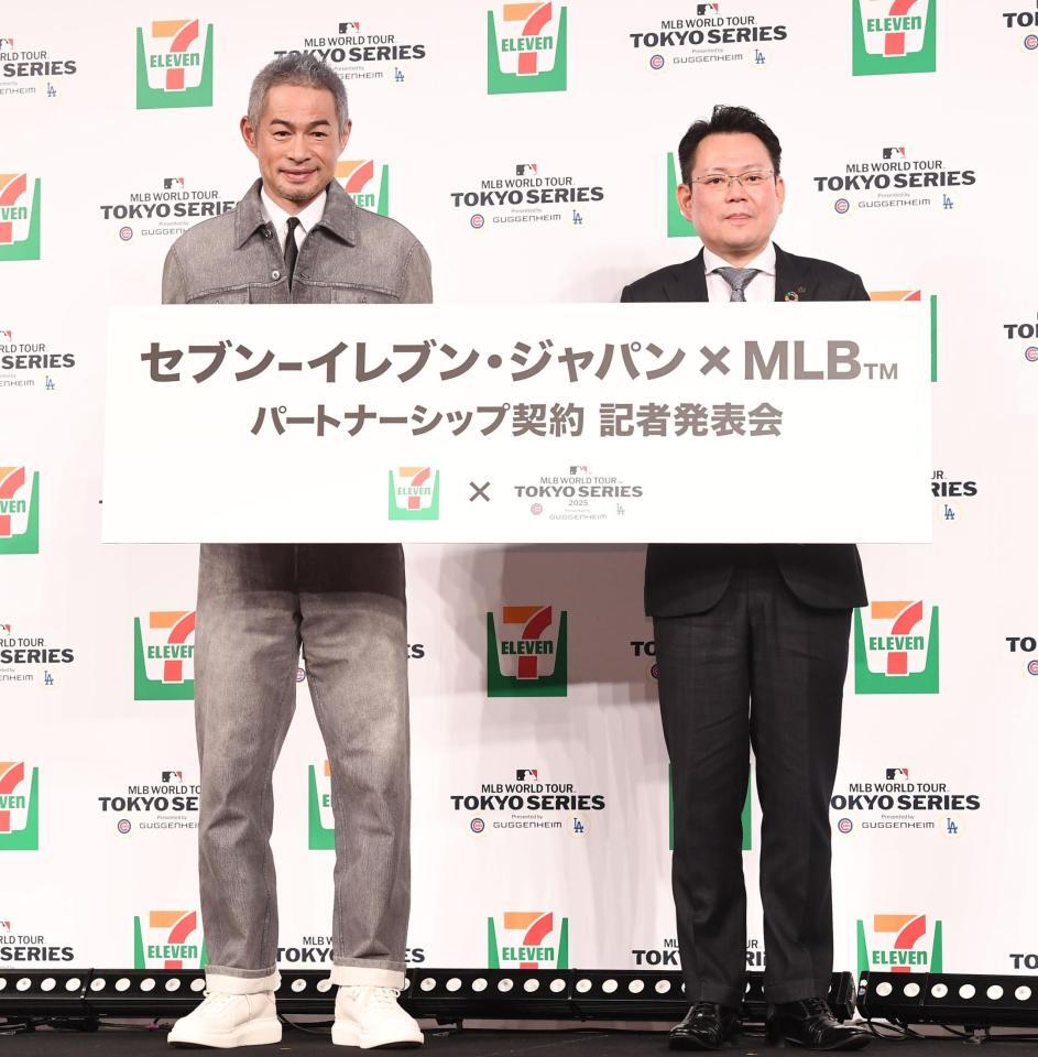 　セブンイレブン・ジャパンとのパートナーシップ契約を発表したイチロー氏（左）＝撮影・園田高夫
