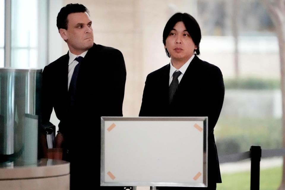 　連邦地裁に着いた水原一平被告（右）（ＡＰ＝共同）