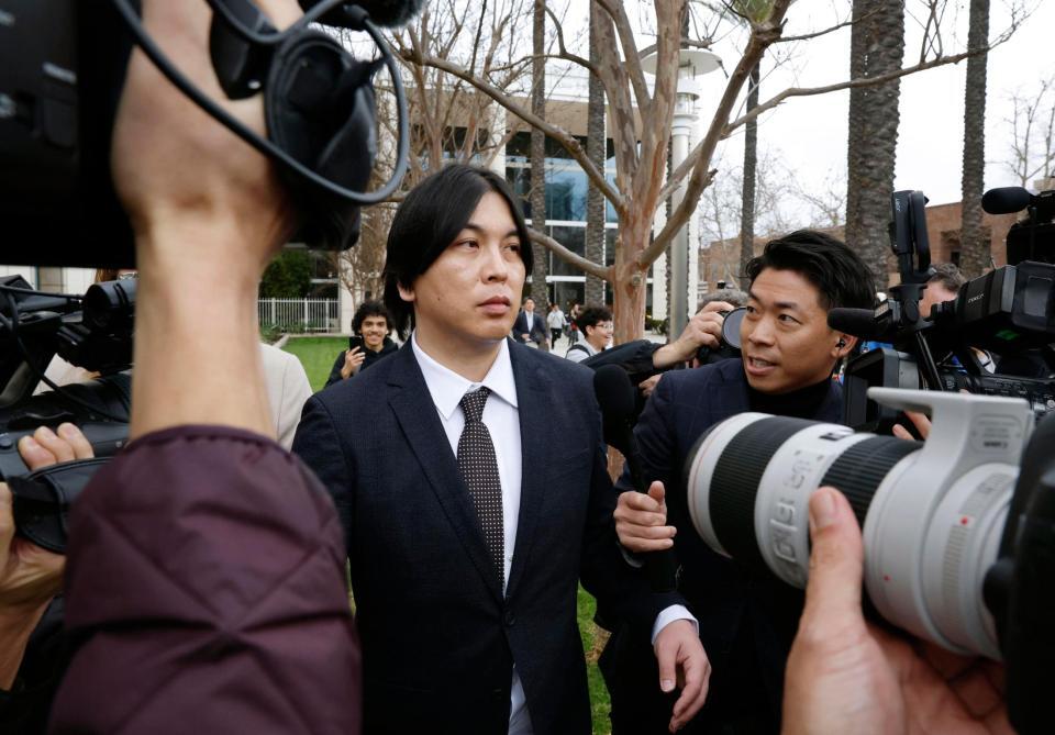 　量刑を言い渡され、連邦地裁を出る水原一平被告（中央）＝共同