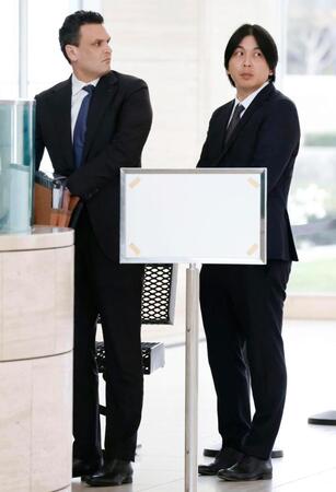 　連邦地裁に到着した水原一平被告（右）＝６日（共同）