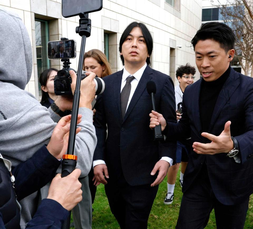 　量刑を言い渡され、米カリフォルニア州サンタアナの連邦地裁を出る水原被告（中央）＝共同