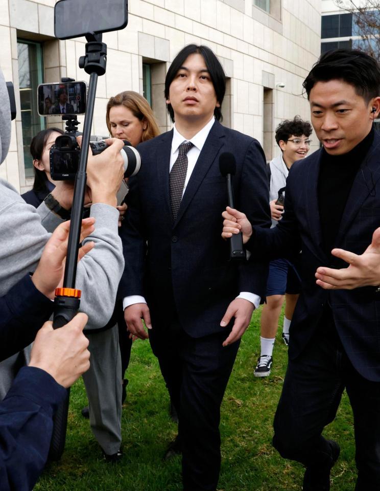 　量刑を言い渡され、連邦地裁を出る水原一平被告＝６日（共同）