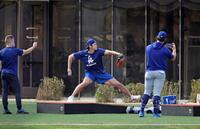 　傾斜がある器具の上から壁当てをする大谷（共同）