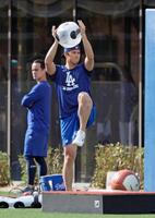 　器具を用いてトレーニングするドジャース・大谷（共同）