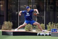 　傾斜がある器具の上から壁当てをする大谷（共同）