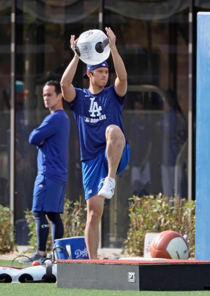 　器具を用いてトレーニングするドジャース・大谷（共同）