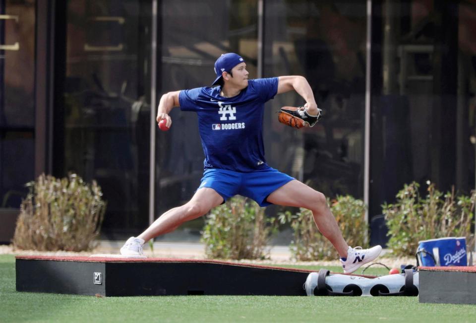 　傾斜がある器具の上から壁当てをする大谷（共同）