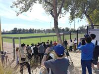 　ドジャース・大谷の自主練習を柵越しに見る報道陣やファン（共同）