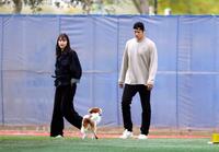 　妻の真美子さん、愛犬デコピンと共に球団施設を訪れた大谷（共同）