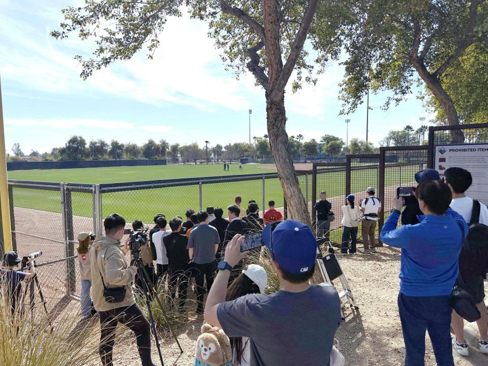 　ドジャース・大谷の自主練習を柵越しに見る報道陣やファン（共同）