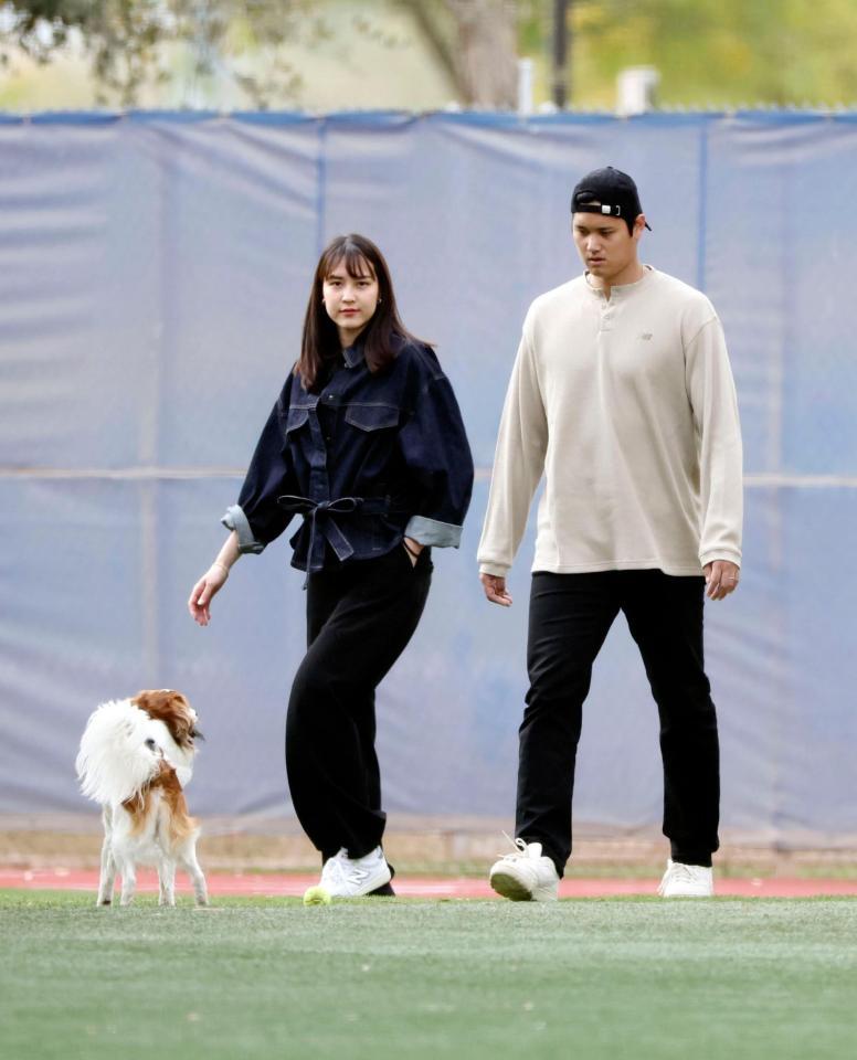 　妻の真美子さん、愛犬デコピンと共に球団施設を訪れた大谷（共同）