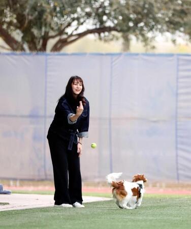 　愛犬デコピンと遊ぶドジャース・大谷の妻、真美子さん