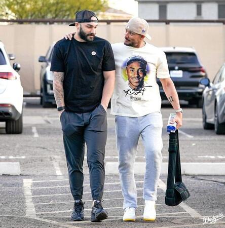 　ロハスと一緒にキャンプ施設に入るスコット（ロサンゼルス・ドジャース提供）