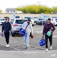 　キャンプ施設に入る（左から）ストーン、グース、ベシア（ロサンゼルス・ドジャース提供）