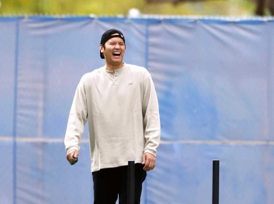 　愛犬デコピンと遊び、笑顔のドジャース・大谷