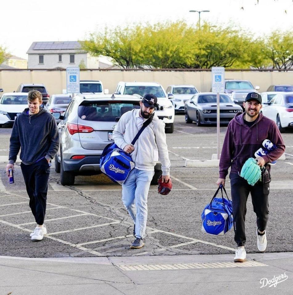 　キャンプ施設に入る（左から）ストーン、グース、ベシア（ロサンゼルス・ドジャース提供）