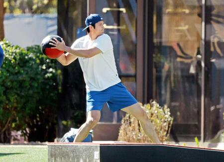 　ボールを使って投球フォームの確認をするドジャース・大谷（共同）