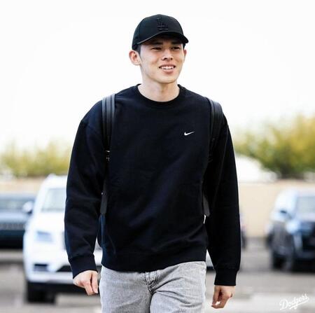 【写真】佐々木朗希は超シンプルスタイル！キャップから球団愛にじむ！