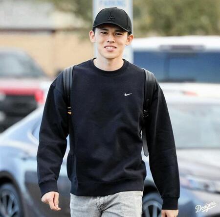 　球場入りする佐々木（ロサンゼルス・ドジャース提供）