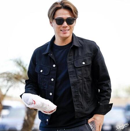 　キャンプ施設に入る山本（ロサンゼルス・ドジャース提供）