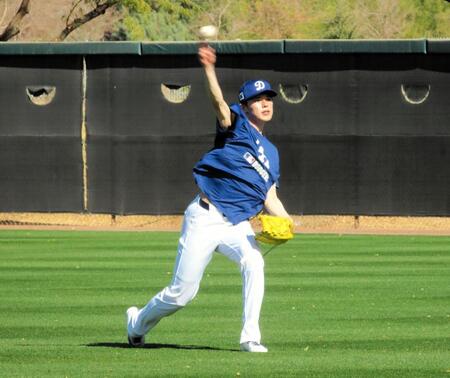 佐々木朗希 キャンプ初日は別行動 練習終了後にグラウンドでキャッチボール 関係者16人が見守る異例の光景