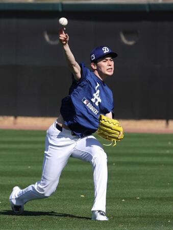 　キャッチボールする佐々木