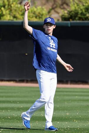 　ウオーミングアップする佐々木