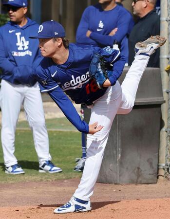 　投球練習する山本