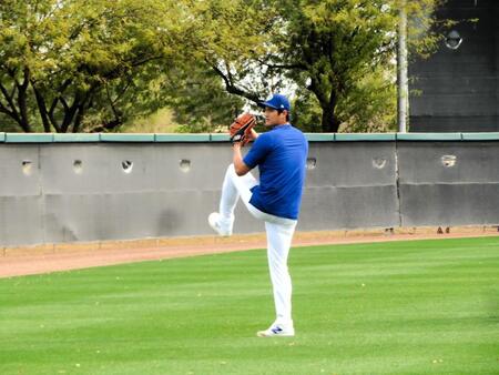 大谷翔平に「サインくださ~い!」ボールを2球投げ入れ→右手で「ごめん」のジェスチャーも キャンプ地に日本ファンも多く