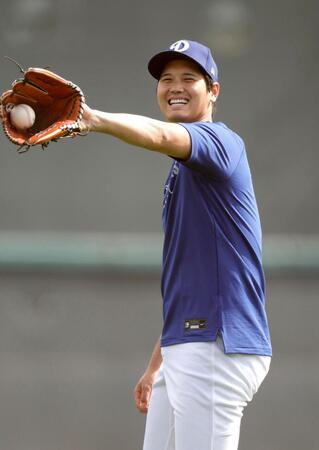 　キャッチボールで笑顔を見せる大谷