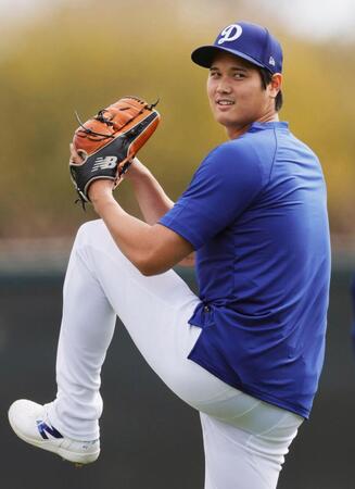 　キャッチボールする大谷