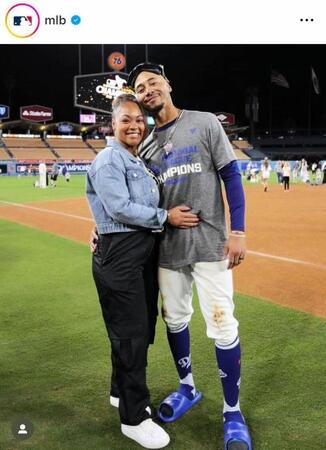 妻とラブラブなベッツ。ＭＬＢの公式インスタグラム＠ｍｌｂ（２４年１０月）より