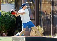 　ボールを使って投球フォームの確認をするドジャース・大谷（共同）