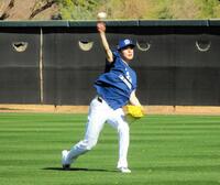 　キャッチボールを行う佐々木（撮影・小林信行）