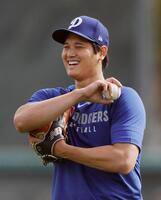 　練習中、笑顔を見せる大谷