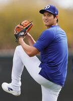 　キャッチボールする大谷