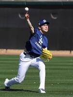 　キャッチボールする佐々木