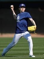 　キャッチボールをする佐々木