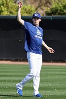 　ウオーミングアップする佐々木