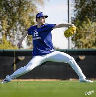 　キャッチボールを行う佐々木（ロサンゼルス・ドジャース提供）