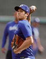 　キャッチボールする大谷