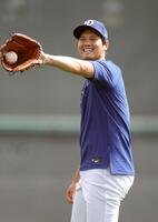 　キャッチボールで笑顔を見せる大谷