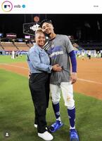 妻とラブラブなベッツ。ＭＬＢの公式インスタグラム＠ｍｌｂ（２４年１０月）より